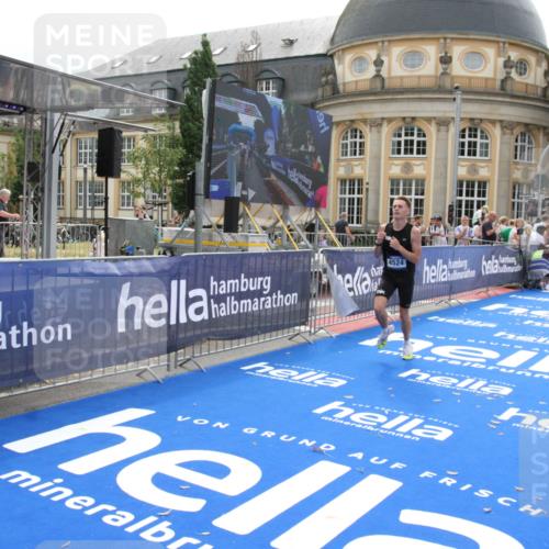 29.06.2025 - hella hamburg halbmarathon Michael Strokosch http://msf.ph/oto/8436511 29.06.2025 10:19:52 Ziel 4524 meine-sportfotos.de