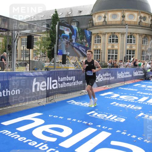 29.06.2025 - hella hamburg halbmarathon Michael Strokosch http://msf.ph/oto/8436521 29.06.2025 10:19:52 Ziel 4524 meine-sportfotos.de