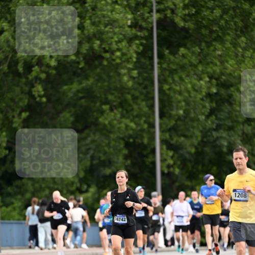 29.06.2025 - hella hamburg halbmarathon Dr. Thomas Lammeyer http://msf.ph/oto/8436536 29.06.2025 10:55:25 Kennedybrücke 1208, 2358, 2859, 3229, 4771, 4848, 5530, 6178, 7141, 7769, 8779, 9166, 9167, 9605, 9933, 11252 meine-sportfotos.de