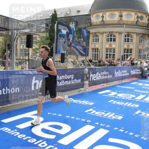 29.06.2025 - hella hamburg halbmarathon Michael Strokosch http://msf.ph/oto/8436539 29.06.2025 10:19:53 Ziel 4524 meine-sportfotos.de