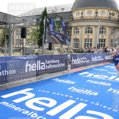 29.06.2025 - hella hamburg halbmarathon Michael Strokosch http://msf.ph/oto/8436554 29.06.2025 10:20:00 Ziel 9255, 14188, 18848 meine-sportfotos.de