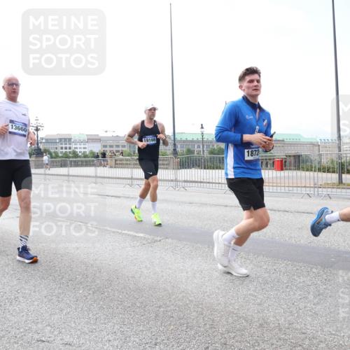 29.06.2025 - hella hamburg halbmarathon Lena Gebhardt http://msf.ph/oto/8436564 29.06.2025 10:09:23 Lombardsbrücke 187, 13660, 19166, 1872, 1147, 1188, 1456, 1483, 1513, 1823, 1838, 2978, 4859, 5806, 5885, 6674, 7187, 7453, 8090, 9297, 9718, 9988, 10194, 10819, 11067, 11496, 12156, 12509, 12862, 13210, 13592, 13593, 13660, 14736, 15586, 15592, 15697, 16688, 17347, 18266, 18505, 18726, 18727, 19166 meine-sportfotos.de