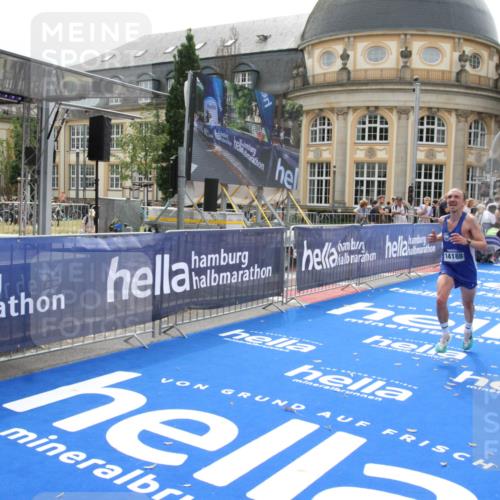 29.06.2025 - hella hamburg halbmarathon Michael Strokosch http://msf.ph/oto/8436571 29.06.2025 10:20:00 Ziel 9255, 14188, 18848 meine-sportfotos.de