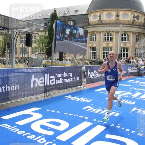 29.06.2025 - hella hamburg halbmarathon Michael Strokosch http://msf.ph/oto/8436586 29.06.2025 10:20:01 Ziel 9255, 14188, 18848 meine-sportfotos.de