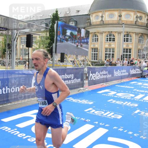 29.06.2025 - hella hamburg halbmarathon Michael Strokosch http://msf.ph/oto/8436599 29.06.2025 10:20:01 Ziel 9255, 14188, 18848 meine-sportfotos.de