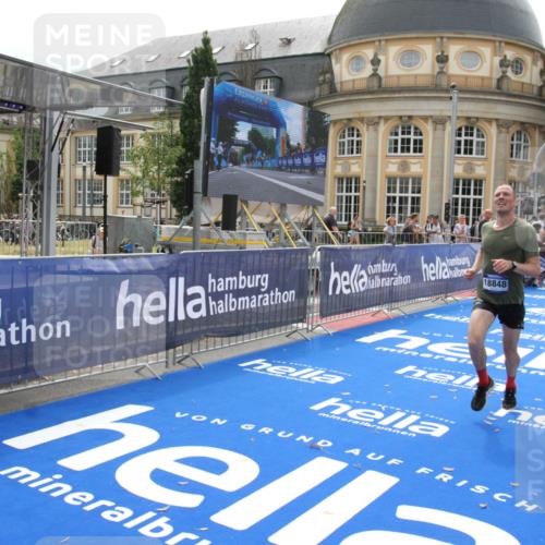 29.06.2025 - hella hamburg halbmarathon Michael Strokosch http://msf.ph/oto/8436616 29.06.2025 10:20:04 Ziel 9255, 11829, 18848 meine-sportfotos.de