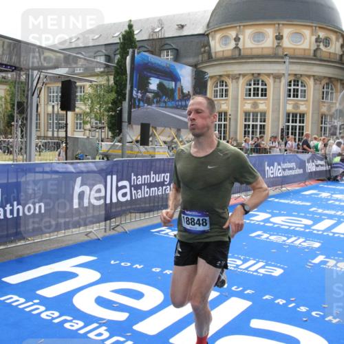 29.06.2025 - hella hamburg halbmarathon Michael Strokosch http://msf.ph/oto/8436627 29.06.2025 10:20:04 Ziel 9255, 11829, 18848 meine-sportfotos.de