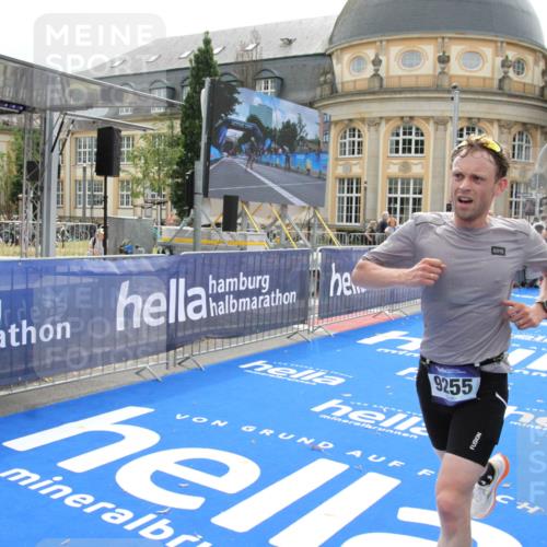 29.06.2025 - hella hamburg halbmarathon Michael Strokosch http://msf.ph/oto/8436642 29.06.2025 10:20:07 Ziel 9255, 11829 meine-sportfotos.de