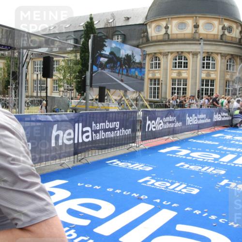 29.06.2025 - hella hamburg halbmarathon Michael Strokosch http://msf.ph/oto/8436655 29.06.2025 10:20:07 Ziel 9255, 11829 meine-sportfotos.de