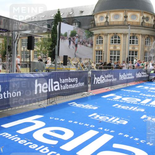29.06.2025 - hella hamburg halbmarathon Michael Strokosch http://msf.ph/oto/8436669 29.06.2025 10:18:47 Ziel 15495 meine-sportfotos.de
