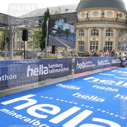29.06.2025 - hella hamburg halbmarathon Michael Strokosch http://msf.ph/oto/8436672 29.06.2025 10:20:08 Ziel 9255, 11829 meine-sportfotos.de