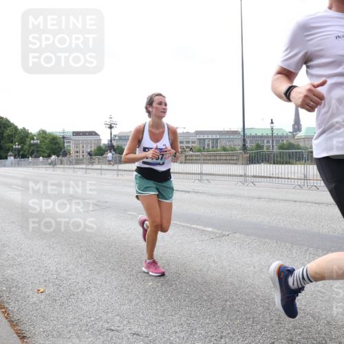 29.06.2025 - hella hamburg halbmarathon Lena Gebhardt http://msf.ph/oto/8436682 29.06.2025 10:09:25 Lombardsbrücke 13660, 1147, 1188, 1456, 1483, 1513, 1823, 1838, 2978, 4859, 5806, 5885, 6674, 7187, 7453, 8090, 9297, 9718, 9988, 10194, 10819, 11067, 11496, 12156, 12509, 12862, 13210, 13592, 13660, 14736, 15697, 16688, 16918, 17347, 18505, 18726, 18727, 19166 meine-sportfotos.de