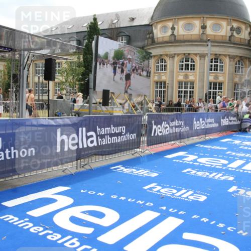 29.06.2025 - hella hamburg halbmarathon Michael Strokosch http://msf.ph/oto/8436687 29.06.2025 10:18:47 Ziel 15495 meine-sportfotos.de