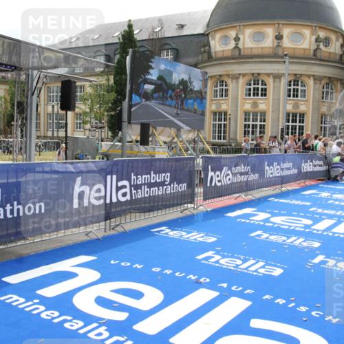 29.06.2025 - hella hamburg halbmarathon Michael Strokosch http://msf.ph/oto/8436693 29.06.2025 10:20:11 Ziel 11829 meine-sportfotos.de