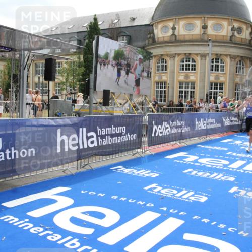 29.06.2025 - hella hamburg halbmarathon Michael Strokosch http://msf.ph/oto/8436709 29.06.2025 10:18:48 Ziel 15495 meine-sportfotos.de