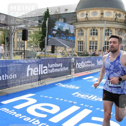 29.06.2025 - hella hamburg halbmarathon Michael Strokosch http://msf.ph/oto/8436712 29.06.2025 10:20:11 Ziel 11829 meine-sportfotos.de