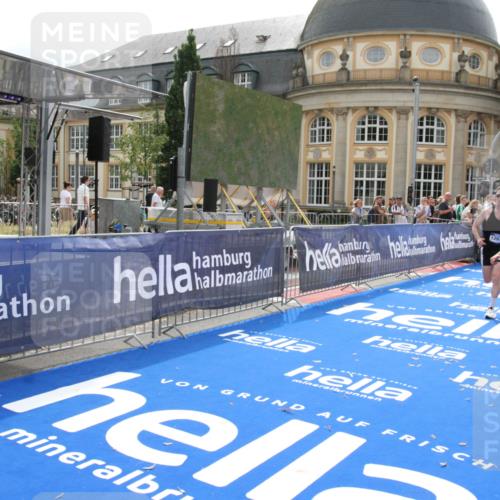 29.06.2025 - hella hamburg halbmarathon Michael Strokosch http://msf.ph/oto/8436724 29.06.2025 10:20:18 Ziel 54, 12678, 14302, 16245 meine-sportfotos.de