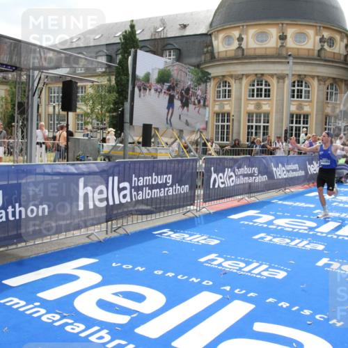 29.06.2025 - hella hamburg halbmarathon Michael Strokosch http://msf.ph/oto/8436730 29.06.2025 10:18:48 Ziel 15495 meine-sportfotos.de