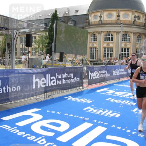 29.06.2025 - hella hamburg halbmarathon Michael Strokosch http://msf.ph/oto/8436735 29.06.2025 10:20:18 Ziel 54, 12678, 14302, 16245 meine-sportfotos.de
