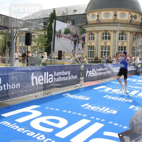29.06.2025 - hella hamburg halbmarathon Michael Strokosch http://msf.ph/oto/8436743 29.06.2025 10:18:49 Ziel 15495 meine-sportfotos.de