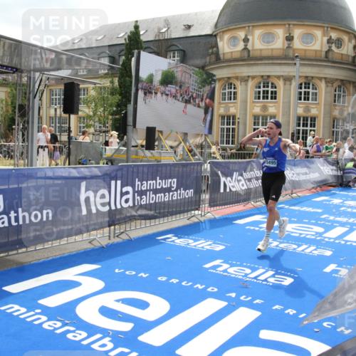 29.06.2025 - hella hamburg halbmarathon Michael Strokosch http://msf.ph/oto/8436748 29.06.2025 10:18:49 Ziel 15495 meine-sportfotos.de