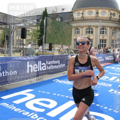 29.06.2025 - hella hamburg halbmarathon Michael Strokosch http://msf.ph/oto/8436752 29.06.2025 10:20:19 Ziel 54, 12678, 14302, 16245 meine-sportfotos.de