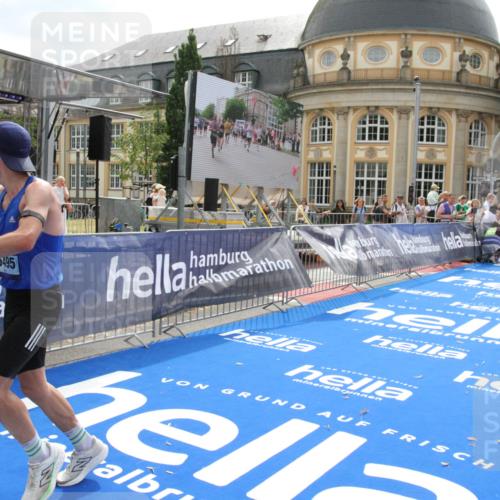 29.06.2025 - hella hamburg halbmarathon Michael Strokosch http://msf.ph/oto/8436766 29.06.2025 10:18:50 Ziel 6380, 15495 meine-sportfotos.de
