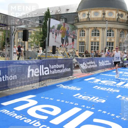 29.06.2025 - hella hamburg halbmarathon Michael Strokosch http://msf.ph/oto/8436789 29.06.2025 10:18:56 Ziel 6380, 11342 meine-sportfotos.de