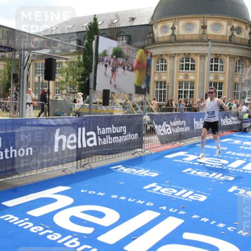 29.06.2025 - hella hamburg halbmarathon Michael Strokosch http://msf.ph/oto/8436809 29.06.2025 10:18:56 Ziel 6380, 11342 meine-sportfotos.de