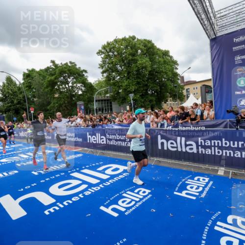 29.06.2025 - hella hamburg halbmarathon Zöllner http://msf.ph/oto/8436827 29.06.2025 10:54:42 Ziel 1125, 1496, 3310, 5259, 7478, 8449, 9012, 10040, 10368, 10376, 12489, 14239, 15389, 15408, 15584, 17231, 17765, 19000 meine-sportfotos.de