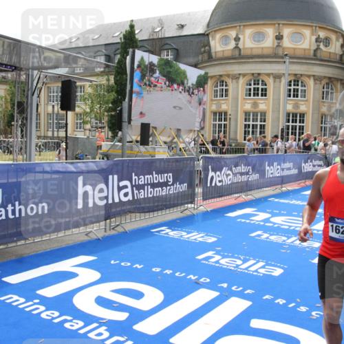 29.06.2025 - hella hamburg halbmarathon Michael Strokosch http://msf.ph/oto/8436835 29.06.2025 10:20:24 Ziel 12373, 16245 meine-sportfotos.de