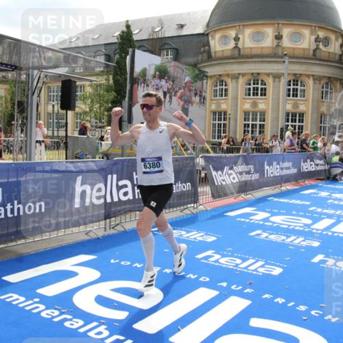 29.06.2025 - hella hamburg halbmarathon Michael Strokosch http://msf.ph/oto/8436851 29.06.2025 10:18:57 Ziel 6380, 11342 meine-sportfotos.de