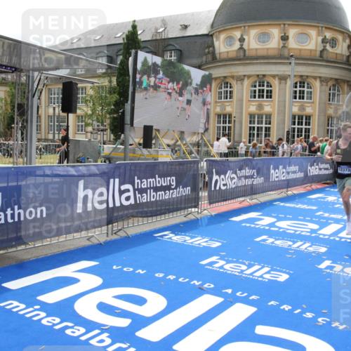 29.06.2025 - hella hamburg halbmarathon Michael Strokosch http://msf.ph/oto/8436855 29.06.2025 10:20:28 Ziel 12373 meine-sportfotos.de
