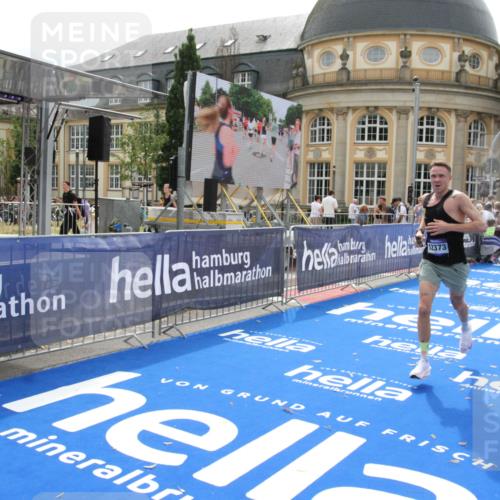 29.06.2025 - hella hamburg halbmarathon Michael Strokosch http://msf.ph/oto/8436868 29.06.2025 10:20:29 Ziel 12373 meine-sportfotos.de