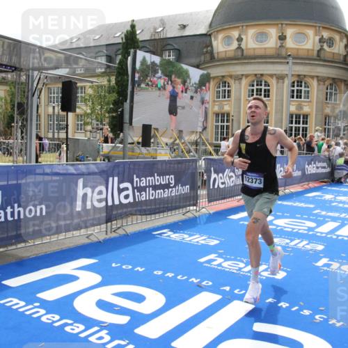 29.06.2025 - hella hamburg halbmarathon Michael Strokosch http://msf.ph/oto/8436884 29.06.2025 10:20:29 Ziel 12373 meine-sportfotos.de