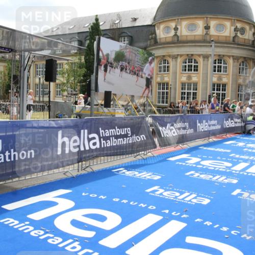 29.06.2025 - hella hamburg halbmarathon Michael Strokosch http://msf.ph/oto/8436900 29.06.2025 10:18:59 Ziel 6380, 11342 meine-sportfotos.de