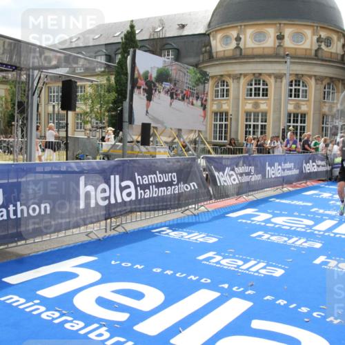 29.06.2025 - hella hamburg halbmarathon Michael Strokosch http://msf.ph/oto/8436916 29.06.2025 10:18:59 Ziel 6380, 11342 meine-sportfotos.de