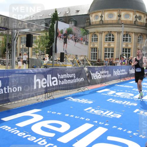 29.06.2025 - hella hamburg halbmarathon Michael Strokosch http://msf.ph/oto/8436932 29.06.2025 10:19:00 Ziel 11342 meine-sportfotos.de