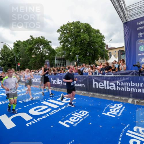 29.06.2025 - hella hamburg halbmarathon Zöllner http://msf.ph/oto/8436949 29.06.2025 10:54:46 Ziel 1125, 1496, 2029, 2561, 3310, 6587, 7478, 8449, 9227, 10044, 12186, 12489, 13147, 14239, 15389, 15408, 15584, 17231, 17765, 19000 meine-sportfotos.de
