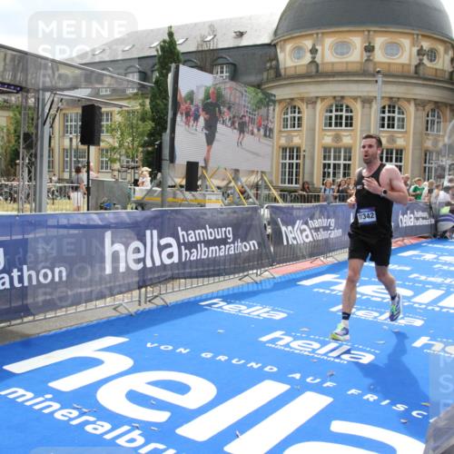 29.06.2025 - hella hamburg halbmarathon Michael Strokosch http://msf.ph/oto/8436952 29.06.2025 10:19:00 Ziel 11342 meine-sportfotos.de