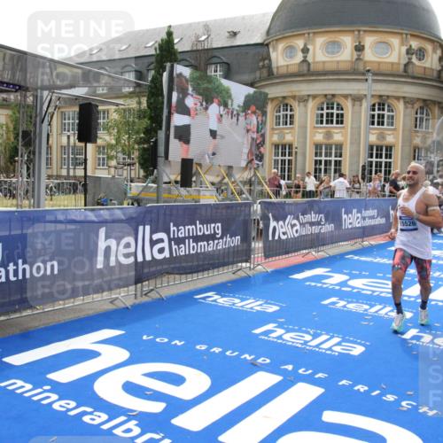 29.06.2025 - hella hamburg halbmarathon Michael Strokosch http://msf.ph/oto/8436955 29.06.2025 10:20:40 Ziel 15526 meine-sportfotos.de