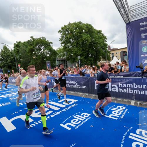 29.06.2025 - hella hamburg halbmarathon Zöllner http://msf.ph/oto/8436962 29.06.2025 10:54:47 Ziel 1125, 1496, 2029, 2561, 3310, 4231, 6587, 7478, 8449, 9227, 10044, 12186, 12489, 13147, 14239, 15389, 15408, 15584, 17231, 17765, 19000 meine-sportfotos.de