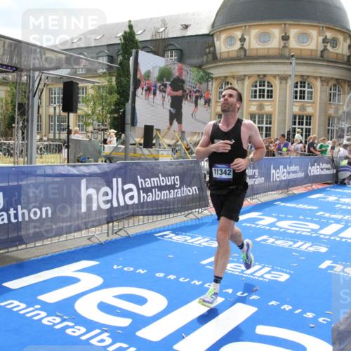 29.06.2025 - hella hamburg halbmarathon Michael Strokosch http://msf.ph/oto/8436966 29.06.2025 10:19:00 Ziel 11342 meine-sportfotos.de