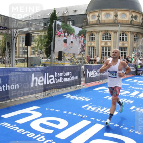 29.06.2025 - hella hamburg halbmarathon Michael Strokosch http://msf.ph/oto/8436978 29.06.2025 10:20:40 Ziel 15526 meine-sportfotos.de