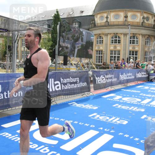 29.06.2025 - hella hamburg halbmarathon Michael Strokosch http://msf.ph/oto/8436995 29.06.2025 10:19:01 Ziel 11342 meine-sportfotos.de