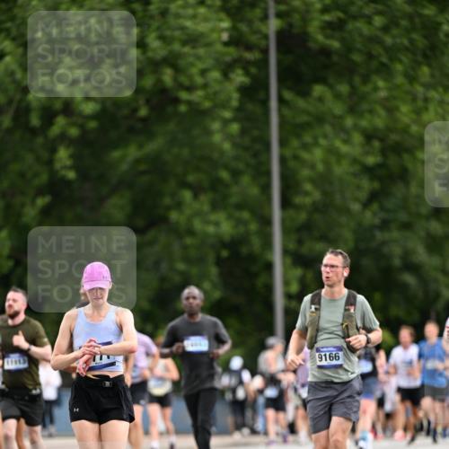 29.06.2025 - hella hamburg halbmarathon Dr. Thomas Lammeyer http://msf.ph/oto/8437004 29.06.2025 10:55:36 Kennedybrücke 1208, 1930, 2202, 2358, 2380, 2859, 3229, 3838, 4652, 4771, 5286, 5289, 5357, 5530, 7012, 7769, 7938, 8410, 8779, 9166, 9167, 9933, 10552, 10636, 11252 meine-sportfotos.de
