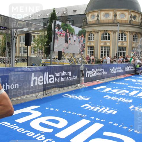 29.06.2025 - hella hamburg halbmarathon Michael Strokosch http://msf.ph/oto/8437011 29.06.2025 10:20:41 Ziel 14360, 15526 meine-sportfotos.de