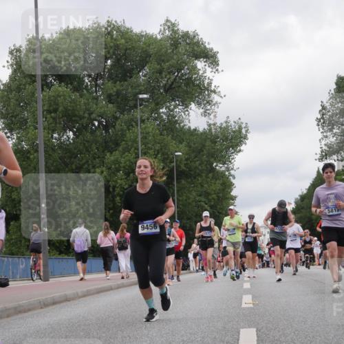 29.06.2025 - hella hamburg halbmarathon Luisa Fischer http://msf.ph/oto/8437031 29.06.2025 10:57:14 Kennedybrücke 11472, 9456, 1687, 1017, 1725, 13350, 5817, 901, 1017, 1744, 1789, 1984, 2079, 2146, 4626, 4801, 5514, 5804, 5817, 5993, 6273, 8189, 8924, 9138, 9531 meine-sportfotos.de