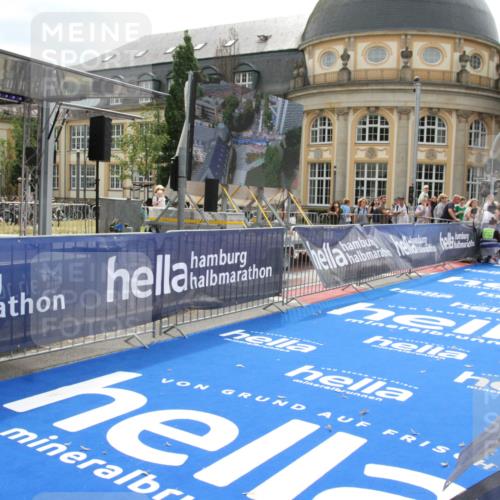 29.06.2025 - hella hamburg halbmarathon Michael Strokosch http://msf.ph/oto/8437037 29.06.2025 10:19:10 Ziel 53, 2144 meine-sportfotos.de