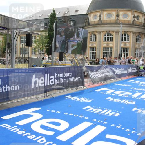 29.06.2025 - hella hamburg halbmarathon Michael Strokosch http://msf.ph/oto/8437051 29.06.2025 10:19:11 Ziel 53, 2144 meine-sportfotos.de